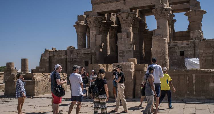 Reisegruppe erkundet antike Tempelruinen.