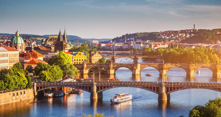 "Río Vltava con múltiples puentes y vista panorámica de la ciudad en Praga."