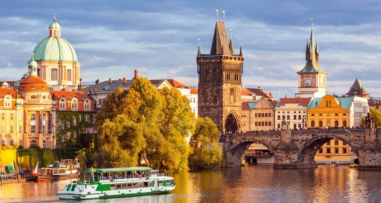 Vista del Puente de Carlos sobre el río Vltava en Praga, República Checa.