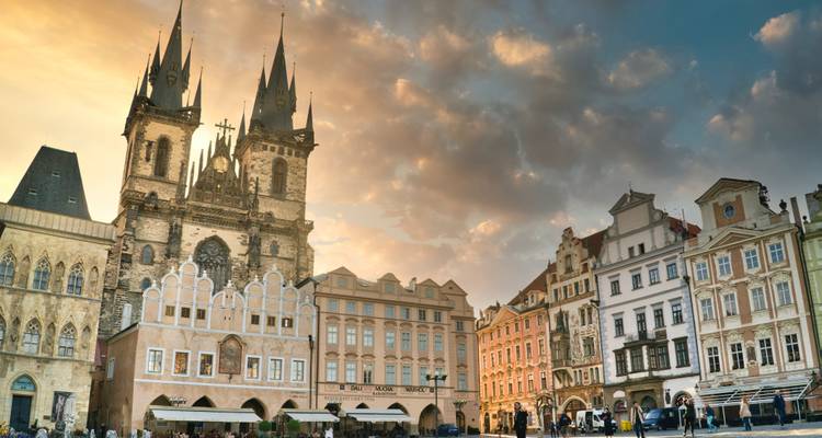 Plaza de la Ciudad Vieja con la Iglesia de Týn en Praga durante el atardecer.