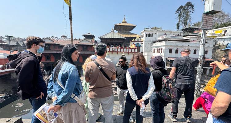 Touristes explorant un site historique avec une architecture traditionnelle.