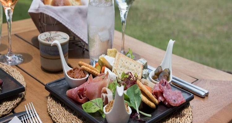 Plateau de nourriture gastronomique sur une table en bois.