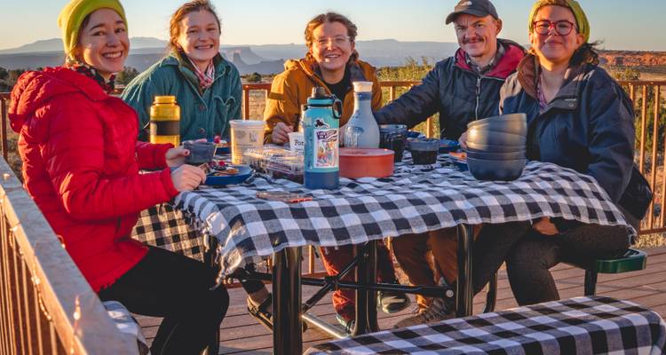 Grupo de personas disfrutando de una comida al aire libre.