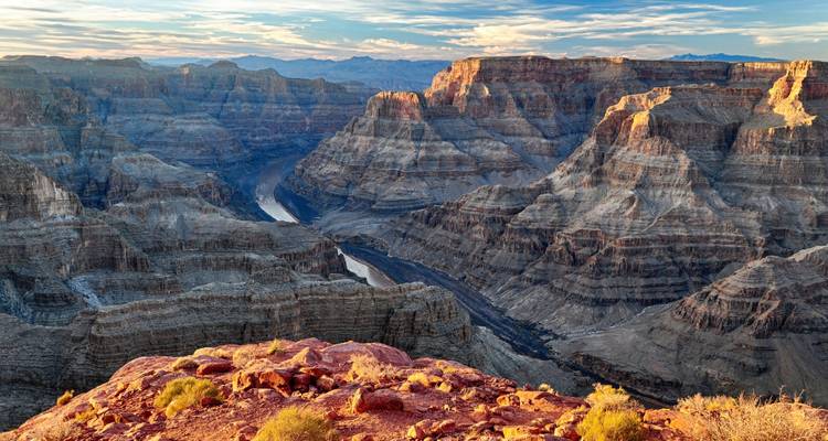 Vista del Gran Cañón con capas de formaciones rocosas y el río Colorado.