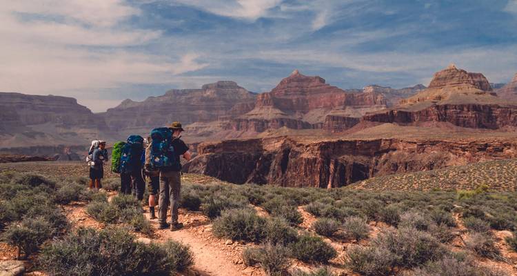 Excursionistas explorando el paisaje del Gran Cañón.