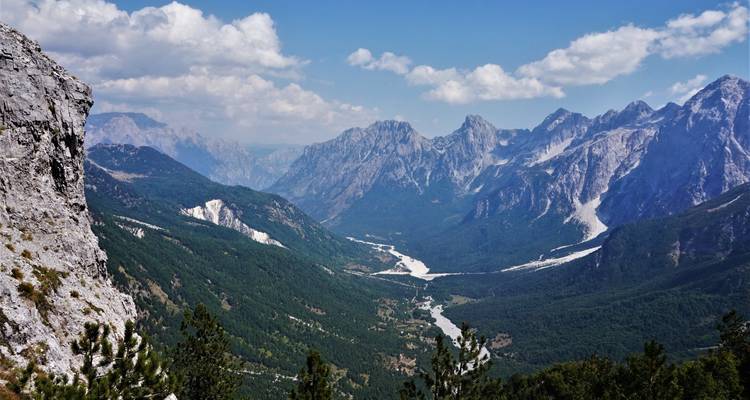 Valle de Valbona con impresionantes vistas a las montañas.