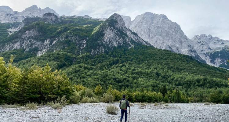 Excursionista frente a majestuosas montañas en Albania.