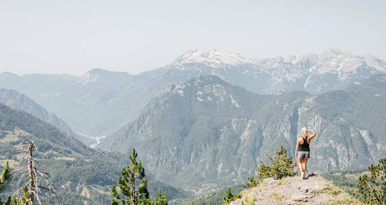 Persona disfrutando de la vista panorámica de las montañas albanesas.