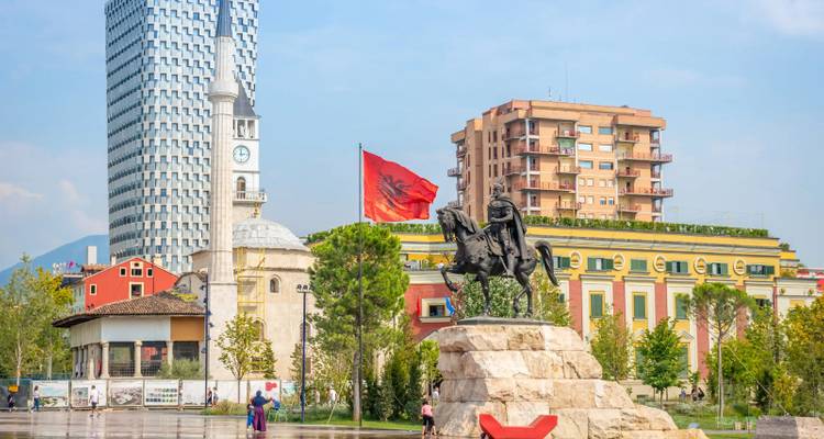 Plaza Skanderbeg en Tirana con la estatua y la bandera albanesa.
