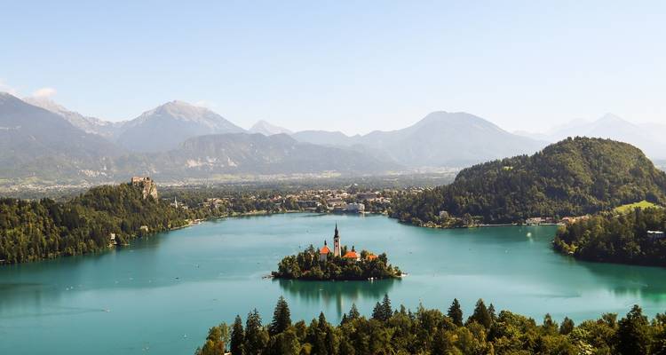 Vue panoramique du lac de Bled avec des montagnes en arrière-plan et une église sur une île.