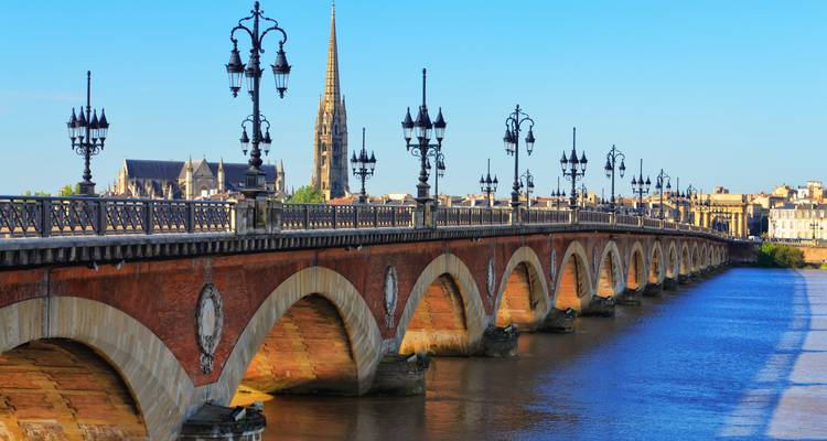 Pont de Pierre et basilique Saint-Michel à Bordeaux.