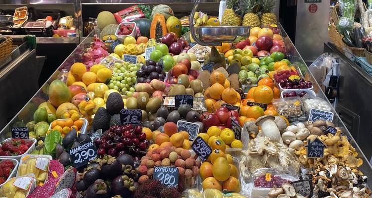 Étalage d'une variété de fruits frais sur un marché.