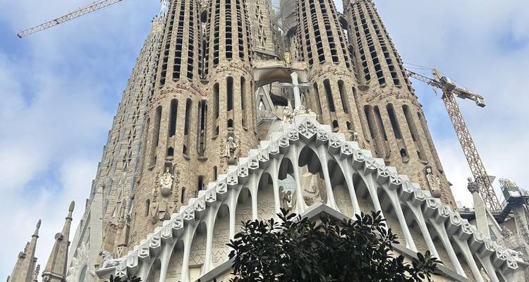 Vue de la Sagrada Família sous un ciel bleu.