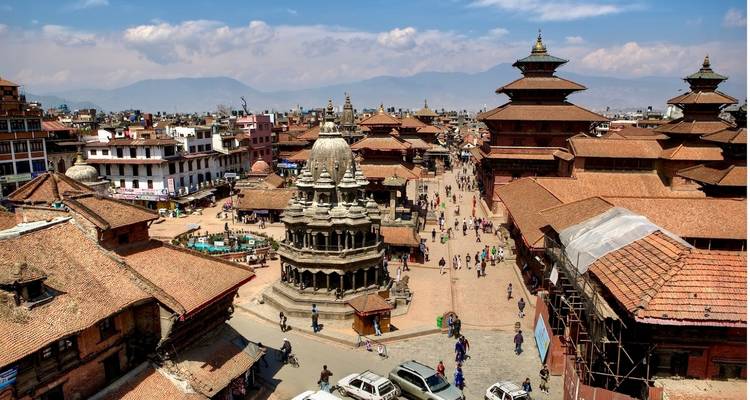 Vista amplia de la Plaza Durbar de Patan en Katmandú llena de edificios culturales.