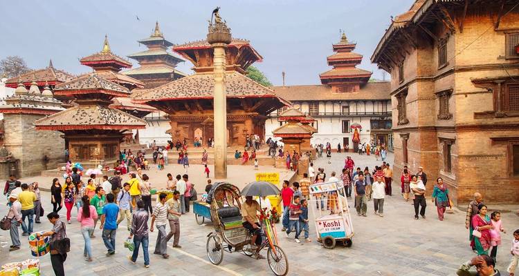 Plaza animada con arquitectura tradicional nepalí.