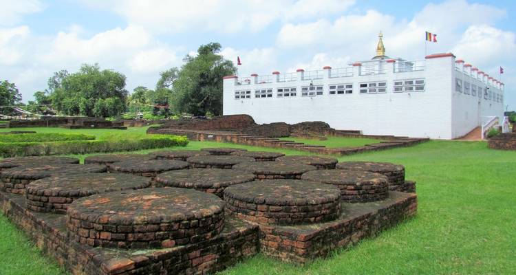 Sitio histórico con ruinas antiguas y un templo.