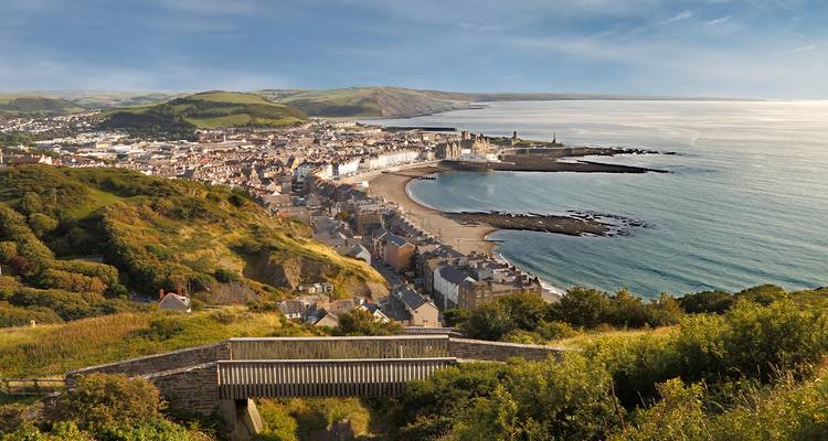 Ville côtière pittoresque avec une plage et vue sur la baie océanique.