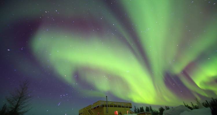 Circuit d'automne de 8 jours à Yellowknife pour découvrir les aurores boréales et les parcs nationaux - Calgary Tours 1