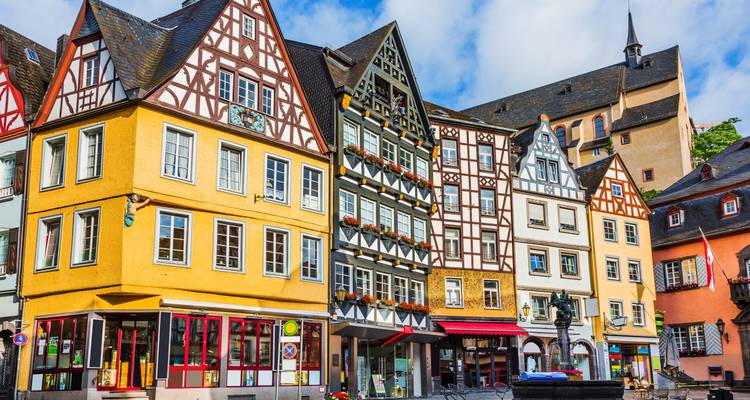 Fila de casas de entramado de madera coloridas que rodean una plaza pintoresca en Bernkastel-Kues.