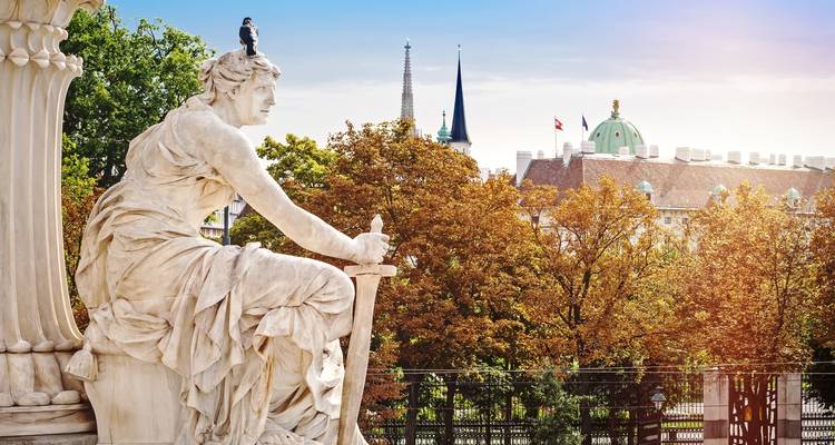 Statue allégorique en marbre avec feuillage d'automne et toits de Vienne en arrière-plan