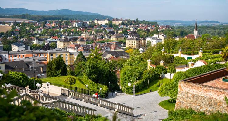 Jardin en terrasses et escaliers surplombant les toits et les collines vallonnées autour de Melk.