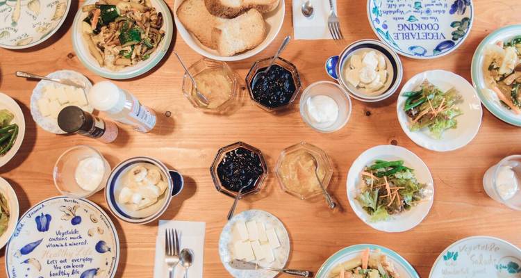 Table remplie d'une variété de plats et d'assiettes.