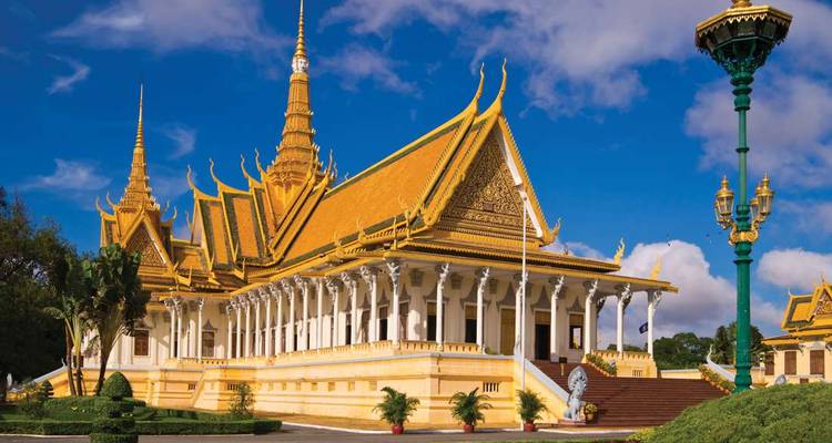 Koninklijk Paleis in Phnom Penh onder een heldere blauwe hemel.