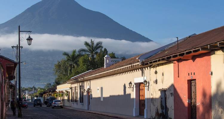 Edificios coloniales coloridos con una montaña de fondo.