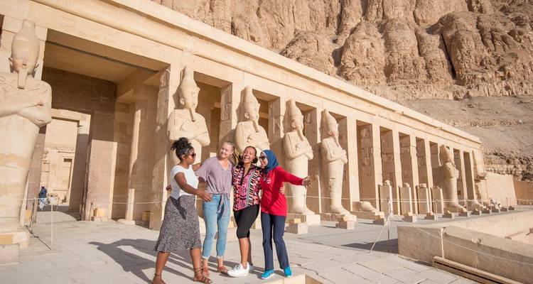 Groupe d'amis posant sur un site de temple antique.