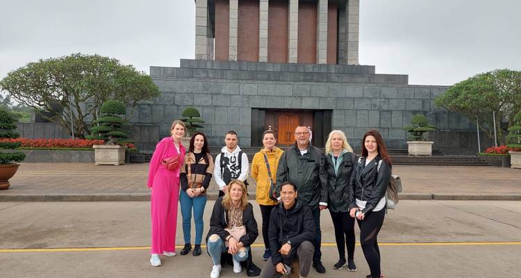 Besucher posieren vor dem Ho-Chi-Minh-Mausoleum.
