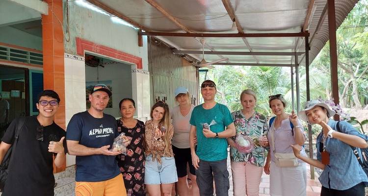Gruppe von Menschen, die in einem örtlichen Dorf posiert.