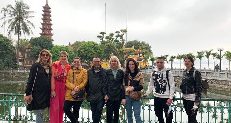 Touristen, die am Tran Quoc Pagoda posieren.