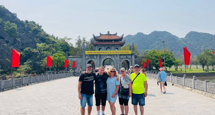 Brillantes viajes escolares por el norte de Vietnam desde Hanoi a Mai Chau , Ninh Binh , Bahía de Halong - VietLong Travel 2