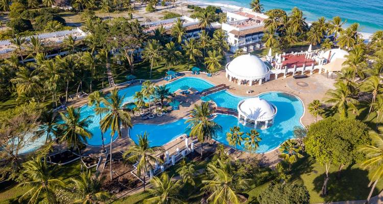 21 días de safari privado por el Monte Kenia, Ol Pejeta, Lago Nakuru, Puerta del Infierno, Maasai Mara, Amboseli, Tsavo y vacaciones en la playa de Diani - Gracepatt Ecotours Kenya 4