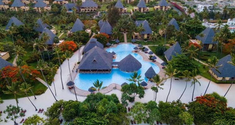 21 días de safari privado por el Monte Kenia, Ol Pejeta, Lago Nakuru, Puerta del Infierno, Maasai Mara, Amboseli, Tsavo y vacaciones en la playa de Diani - Gracepatt Ecotours Kenya 6