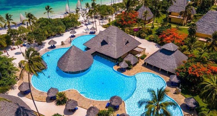 21 días de safari privado por el Monte Kenia, Ol Pejeta, Lago Nakuru, Puerta del Infierno, Maasai Mara, Amboseli, Tsavo y vacaciones en la playa de Diani - Gracepatt Ecotours Kenya 9