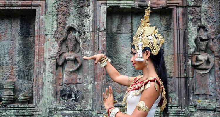 Traditionele Cambodjaanse danser in een oude tempel.