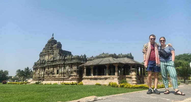 Una pareja posando frente a un templo.