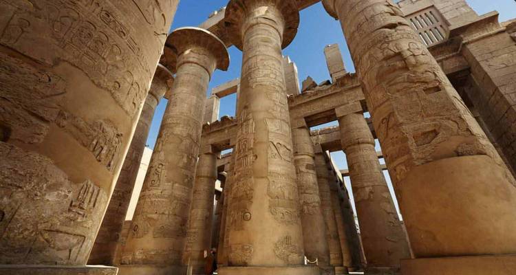 Ingewikkelde zuilen van een oud-Egyptische tempel.