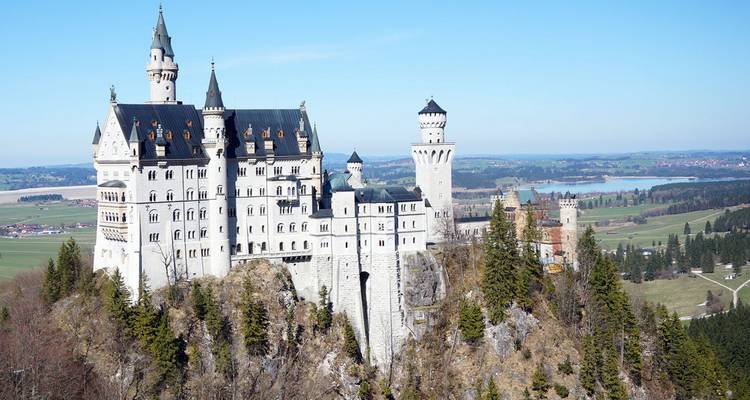 Schloss Neuschwanstein thront auf einem felsigen Hügel.