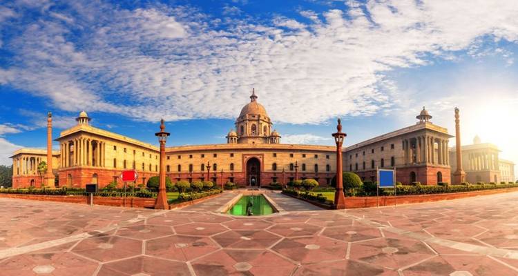 Panoramablick auf ein weitläufiges Regierungsgebäude