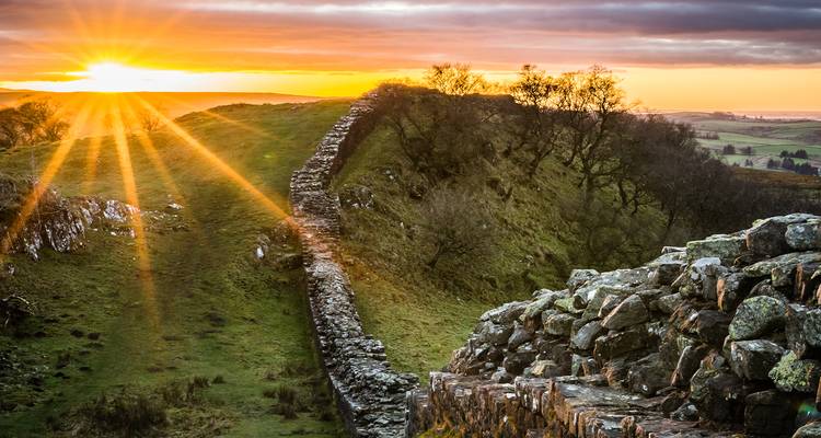 Sonnenuntergangsblick auf den Hadrianswall entlang eines malerischen Bergrückens.