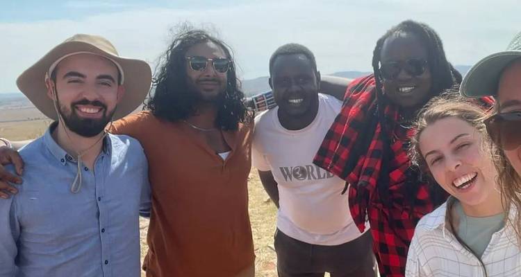 Gruppe von Personen, die draußen für ein Foto posiert.