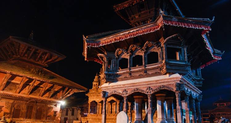 Traditioneller nepalesischer Tempel bei Nacht beleuchtet.