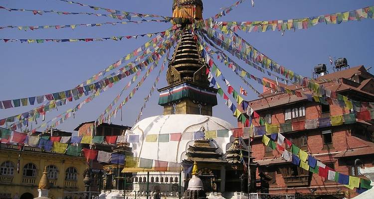 Stupa umgeben von bunten Gebetsfahnen.