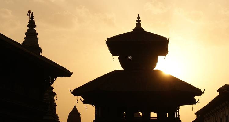 Silhouette traditioneller Architektur bei Sonnenuntergang, wahrscheinlich in Kathmandu, Nepal.