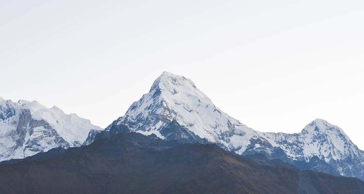 Schneebedeckte Berggipfel, Standort wahrscheinlich Annapurna-Region, Nepal.