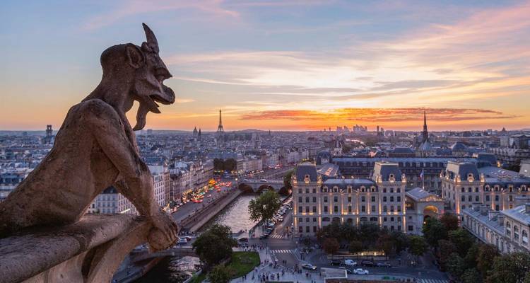 Vue panoramique de Paris depuis un point de vue élevé au coucher du soleil.