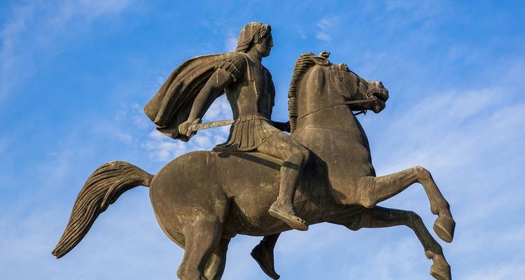 Bronzestatue des Reiters Alexander der Große vor blauem Himmel.