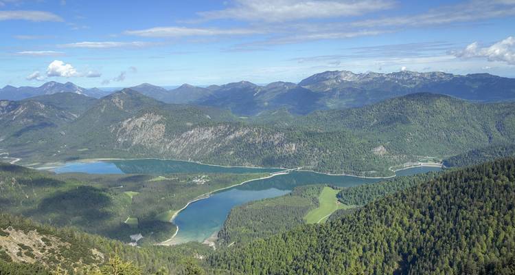 Seen von bewaldeten Bergen umgebene Seen von oben betrachtet.